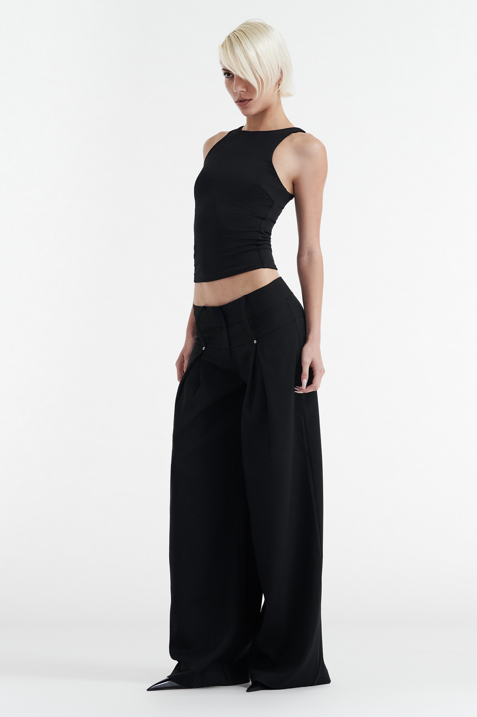 SOPHIE-SLEEVELESS-TANK-BLACK-01