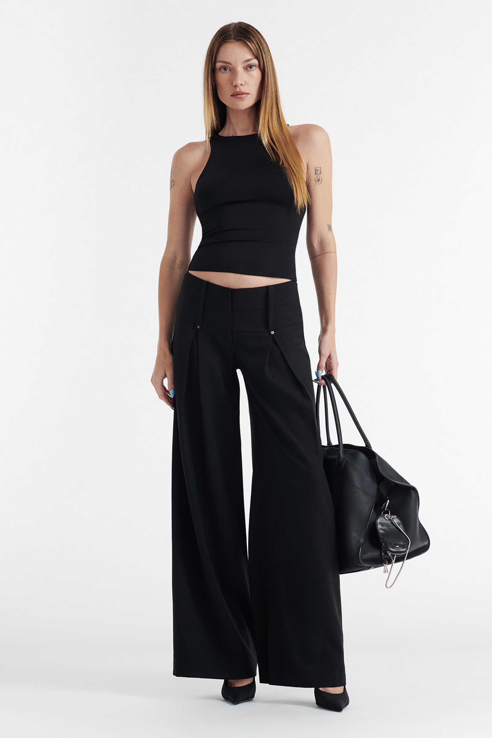 SOPHIE-SLEEVELESS-TANK-BLACK-02